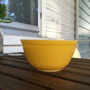 Pyrex 402 yellow mixing bowl